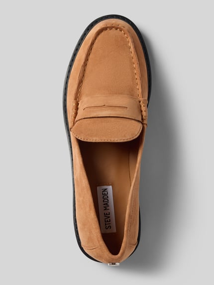 Productfoto, Sneaker uit leer met sierband model 'Adison' van Steve Madden in beige, afgeronde vorm, licht gestructureerde zool, labeldetail, hakhoogte 2 cm, schachthoogte 6 cm, schachtbreedte 12 cm, damessneaker, bovenaanzicht.