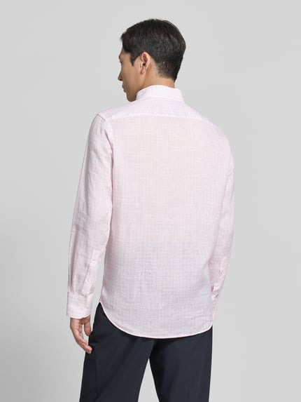 Männermodel trägt Regular Fit Leinenhemd mit Button-Down-Kragen von Christian Berg Men in hellem Rosa, Allover-Look, Rückenlänge 78 cm, Ganzkörperansicht Rückansicht