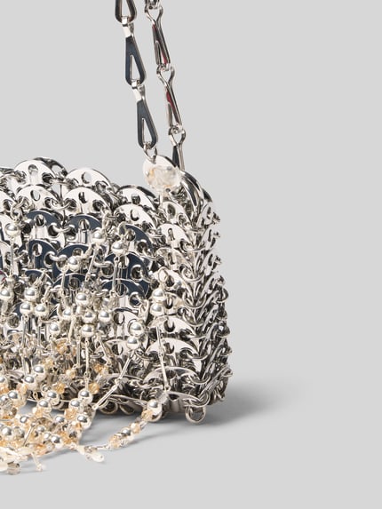 Produktfoto, Shoulder Bag mit Perlenbesatz von Rabanne, silberfarbene Metallic-Oberfläche, Gliederketten-Optik, Fransen aus Perlen und Ziersteinen, rechteckige Form, Größenmaße 17 x 9 x 3 cm, strukturierte und glänzende Textur