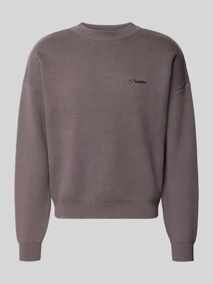 Produktfoto, brauner Strickpullover mit Rundhalsausschnitt, Label-Stitching, Modell 'BACK IN THE DAYS' von PROHIBITED, Regular Fit, feine Struktur