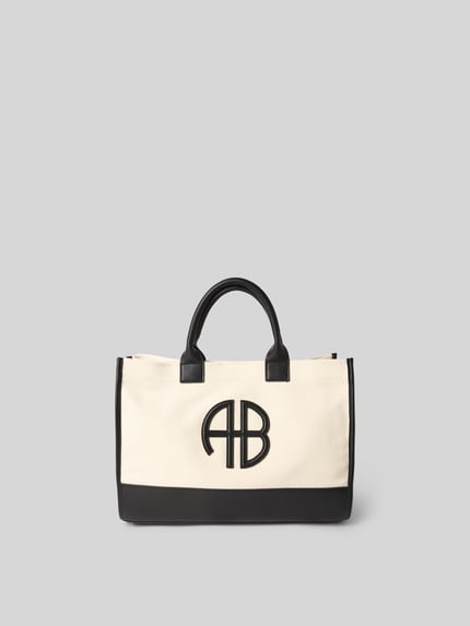 Productfoto, Tote Bag met Logo-Detail van Anine Bing, crèmekleurig met zwart logo en details, structuurmotief, magnetische sluiting, ritssluiting binnenvak.