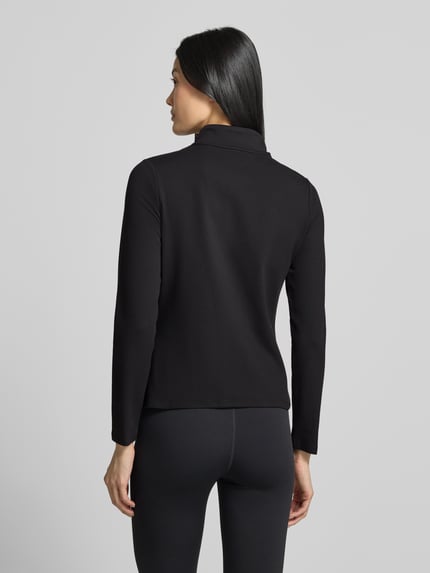 Frauenmodel trägt schwarze Slim Fit Trainingsjacke mit Logo-Print von Under Armour, glatte Textur, Damen Trainingsjacke, Ganzkörperansicht Rückansicht.