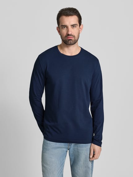 Männermodel trägt Longsleeve mit geripptem Rundhalsausschnitt von Christian Berg Men aus Baumwoll-Mix in Dunkelblau, Regular Fit, Ganzkörperansicht von vorne.
