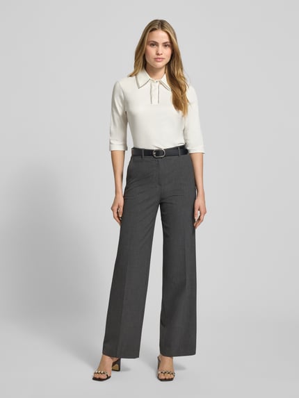 Kobiece modelka nosi Blusenshirt mit Umlegekragen und Ziersteinbesatz von Marc Cain, biała bawełna, krój regular fit, 3/4 rękaw, długość tyłu 58 cm, widok całej sylwetki z przodu.