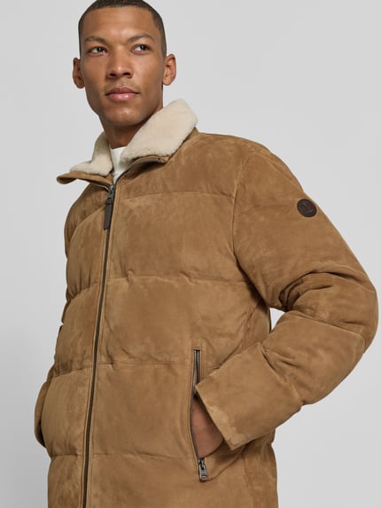 Männermodel trägt Lederjacke aus Ziegenvelours Modell 'Dorin' von JOOP!, unifarben, Stehkragen, Zweiwege-Reißverschluss, Nahaufnahme Oberkörper.