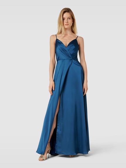 Kobiece modelka nosi Regular Fit Sukienka wieczorowa w kopertowym stylu z satyny marki Luxuar, zamek błyskawiczny, cienkie ramiączka, długość tyłu 131 cm, szerokość klatki piersiowej 34 cm, widok całej sylwetki z przodu.