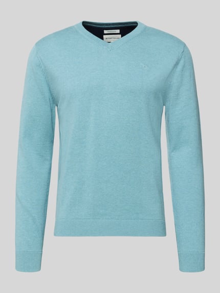 Produktfoto, Regular Fit Pullover aus reiner Baumwolle von Tom Tailor in Hellblau, unifarben, feiner Strick, V-Ausschnitt, langarm, dezentes Logo-Stitching, gerippte Abschlüsse.
