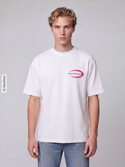Männermodel trägt weißes Oversized T-Shirt aus Baumwoll-Mix Modell 'LIRA' von Don´t Waste Culture, dezentes Rot-Schwarz-Detail, Ganzkörperansicht von vorne, KI-modifiziertes Bild.