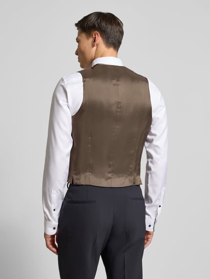 Männermodel trägt Weste mit Knopfleiste Modell 'Wayde' von Tiger Of Sweden, braun glänzend, Material-Mix, Regular-Fit, Ganzkörperansicht Rückansicht.