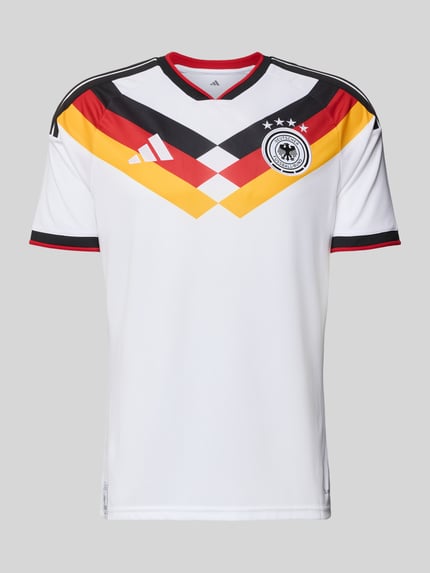 Produktfoto, DFB Heimtrikot mit Label-Print von adidas Sportswear in Weiß mit schwarz-rot-goldenem Muster, Regular-Fit, Rundhalsausschnitt, gerippte Ärmelabschlüsse, Rückenlänge bei Größe M 73 cm.