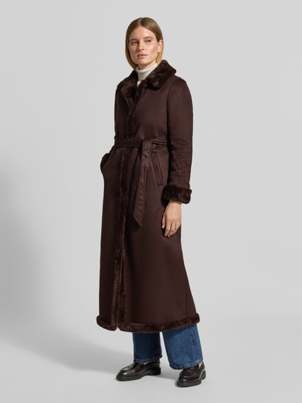 Vrouwenmodel draagt Mantel met Webpelzbesatz van LAUREN RALPH LAUREN in effen donkerbruin, lang model met deelingsnaden, knopen, kraag, loops voor riem, doorlopende knoopsluiting en bindriem, lange mouwen, rechte textuur, volledige lichaamsaanzicht voorkant.