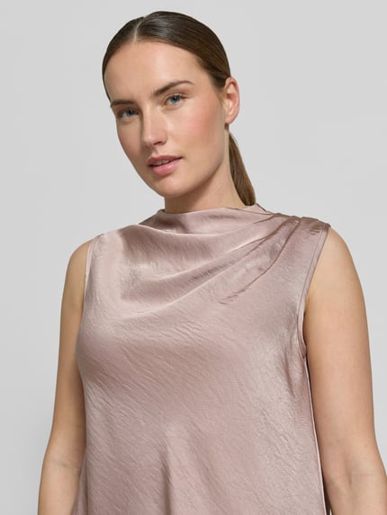 Vrouwenmodel draagt Blusentop met Drapierungen van Little Mistress, glanzend satijn, asymmetrische look, mouwloos, knoopsluiting achter, detailopname bovenlichaam.