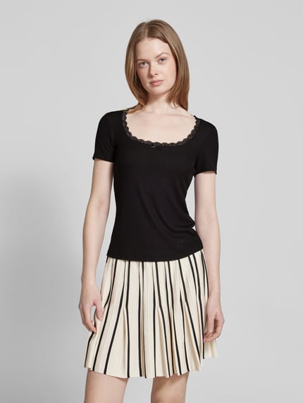 GUESS T-shirt z wiązanym detalem model ‘LIA’ Czarny 4