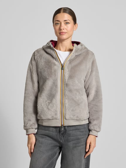 Frauenmodel trägt Sweatjacke mit Futter aus Kunstfell und Zweiwege-Reißverschluss von K-WAY, grau, Regular Fit, Nahaufnahme Oberkörper.