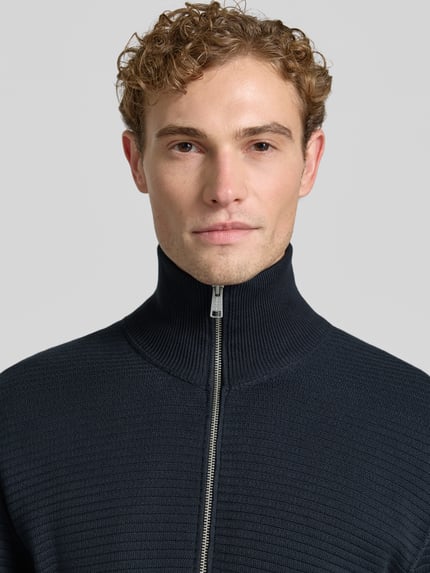 Männermodel trägt Regular Fit Strickjacke aus reiner Baumwolle von Marc O'Polo in Dunkelblau, strukturierte Oberfläche, Nahaufnahme Oberkörper, Herren Pullover von Marc O'Polo.