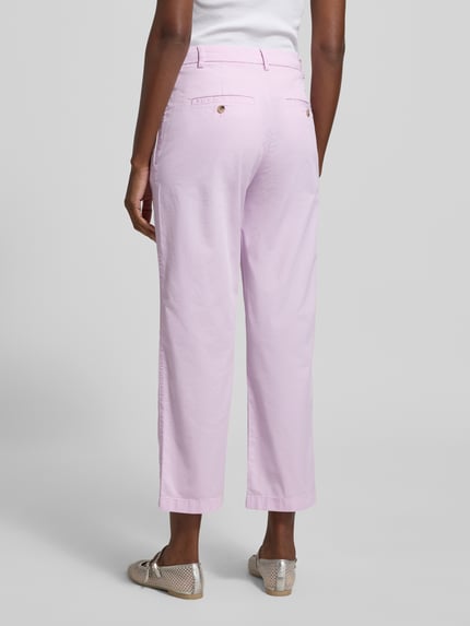 Frauenmodel trägt Slim Fit Chino aus Baumwoll-Mix von Tommy Hilfiger, efekt: jednolity kolor, krój slim fit, szlufki na pasek, wpuszczane kieszenie, kieszenie z tyłu, mieszanka bawełny, Ganzkörperansicht Rückansicht