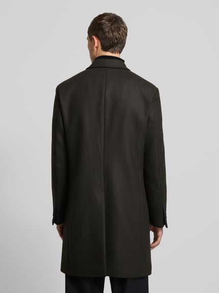 Męski model nosi Płaszcz z mieszanki wełny z dodatkiem streczu Model 'Richborne' od JOOP! Collection, prosty krój, kołnierz z połami, kieszenie z patką, zapięcie na guzik, dwurzędowy, kolor ciemny, tekstura gładka, długość tyłu 103 cm, szerokość ramion 47 cm, szerokość klatki piersiowej 53 cm, długość rękawów 67 cm, widok całej sylwetki z tyłu.