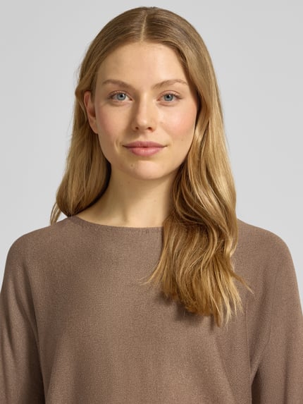 Frauenmodel trägt Relaxed Fit Strickpullover aus Viskose-Mix mit Glitzergarn von s.Oliver BLACK LABEL, unifarben, Nahaufnahme Oberkörper.