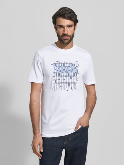 Männermodel trägt Regular Fit T-Shirt aus reiner Baumwolle Modell 'THOMPSON' von BOSS, Optik: Unifarben, Label-Print, Rundhals, Kurzarm, Ganzkörperansicht von vorne.