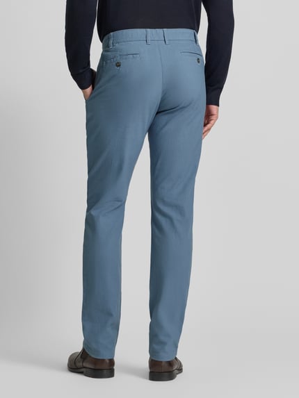 Männermodel trägt Stoffhose mit Gesäßtaschen von MCNEAL in Hellblau, Baumwoll-Mix mit Bio-Baumwoll-Anteil, Gerader-Schnitt, Gesäßtaschen, Ganzkörperansicht Rückansicht.