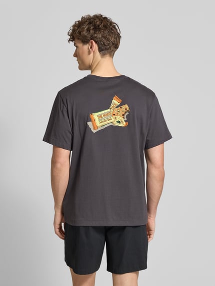 Männermodel trägt Relaxed Fit T-Shirt aus reiner Baumwolle von The North Face, donkergrijs, label-print op de rug, pure katoen, relaxed fit, rond hals, ruglengte bij maat M 72 cm, Ganzkörperansicht Rückansicht.