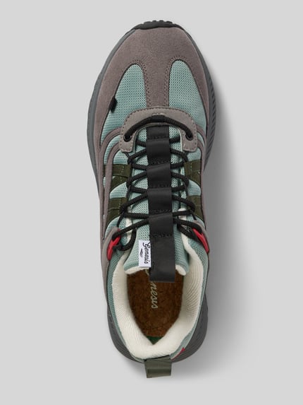 Produktfoto, Sneaker mit Label-Detail Modell 'Machu 2.0' von Genesis, abgerundete Form, Schnürverschluss, Grau- und Grüntöne, profilierte Sohle, Details laut Kontext