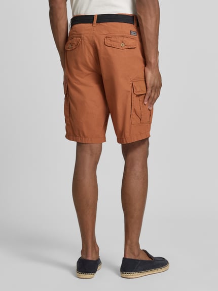 Männermodel trägt Regular Fit Bermudas mit Cargo-Taschen von Petrol in Braun, reine Baumwolle, Gesäßtaschen, Ganzkörperansicht Rückansicht.