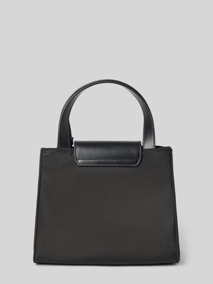 Produktfoto, Tasche mit Rindsleder-Anteil von Diesel in Schwarz mit Überschlag, Logo-Detail, abnehmbarem Schulterriemen, rechteckige Form, glatte Textur, Hauptfach, Maße 22x19x10 cm, Damen Tasche