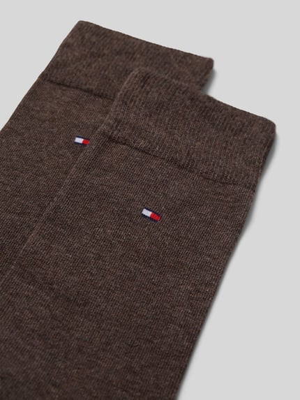 Productfoto, Sokken in 2-pack van Tommy Hilfiger, bruin katoenmix met elastische boord en klein logo, herenmode, close-uptextuur.