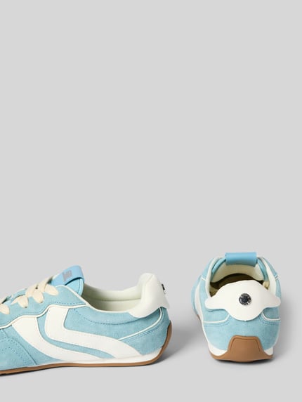 Productfoto, lichtblauwe en witte Sneaker aus Leder mit Schnürung Modell 'Abbi-Sm' van Steve Madden, afgeronde neus, leren labeldetail, rubberen zool, hakhoogte 1 cm, schachthoogte 7 cm, schachtwijdte 7 cm, dames sneaker met suède textuur