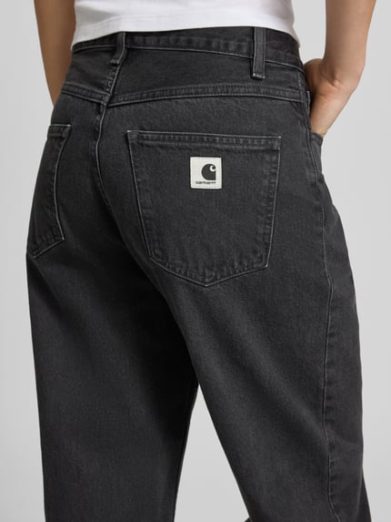 Frauenmodel trägt Relaxed Fit Jeans mit Eingrifftaschen Modell 'Brandon' von Carhartt Work In Progress in dunklem Grau aus Reine Baumwolle, Detailaufnahme Rückansicht, Bundweite bei Größe 27: 40 cm, Innenbeinlänge bei Größe 27: 72 cm.
