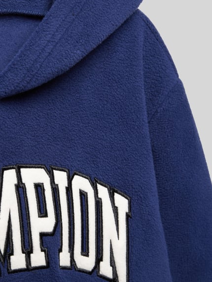 Productfoto, Hoodie met capuchon van CHAMPION in blauw, los model, labeldetail, kangoeroezak, zachte textuur