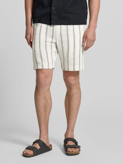 Männermodel trägt Regular Fit Shorts aus reiner Baumwolle Modell 'REGCAL' von SELECTED HOMME, gestreift, mit elastischem Bund, Nahaufnahme Unterkörper.