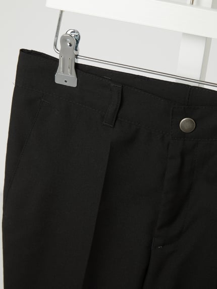 Produktfoto, Stoffhose mit Gesäßtasche von G.O.L., czarne spodnie materiałowe, mieszanka żywej wełny, prosty krój, wpuszczane kieszenie, kieszeń z tyłu, zapięcie na guzik i zamek błyskawiczny, szerokość w pasie 27 cm, długość wewnętrzna nogawki 60 cm, rozmiar 140