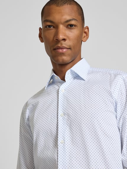 Männermodel trägt Regular Fit Businesshemd aus Baumwoll-Mix Modell 'Joe' von BOSS, feines Punktemuster, Weiß und Blau, Nahaufnahme Oberkörper, Herren Businesshemd von BOSS
