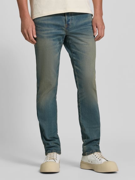 Männermodel trägt Slim Fit Jeans aus Baumwoll-Mix von Diesel mit Used-Look, 5-Pocket-Design, blauer Farbe, Nahaufnahme Oberkörper.