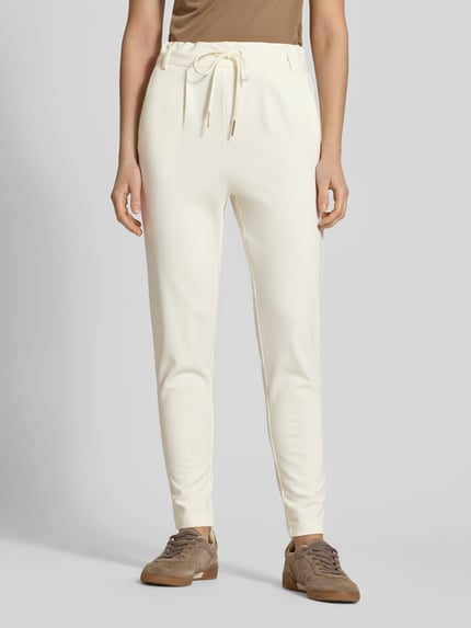 Frauenmodel trägt Regular Fit Sweatpants aus Viskose-Mix Modell 'POPTRASH LIFE' von ONLY, Optik: Unifarben, Ganzkörperansicht von vorne
