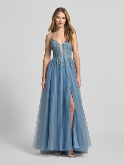 Vrouwenmodel draagt Regular Fit Abendkleid mit floralem Stitching van Luxuar, blauw, getailleerd, diep V-hals, semitransparant glinsterend mesh, vooraanzicht volledig lichaam.