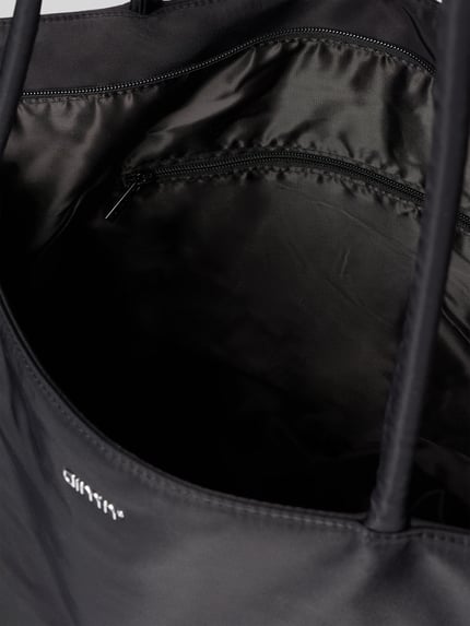 Produktfoto, Shopper mit Label-Detail von aim'n, schwarzes Material, sichtbare Innentasche mit Reißverschluss, strukturierte Oberfläche, Damen Shopper von aim'n, Hauptfach mit Reißverschluss, Tragehenkel, Label-Detail, Innentasche mit Reißverschluss, Breite 68 cm, Länge 40 cm, Tiefe 22 cm, Länge Schulterriemen 76 cm
