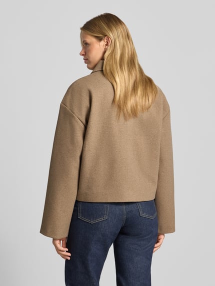 Vrouwenmodel draagt Loose Fit lange jas met platte kraag model 'AYA' van PIECES, Dames Teddy-/Webpelzjack, volledige achteraanzicht.