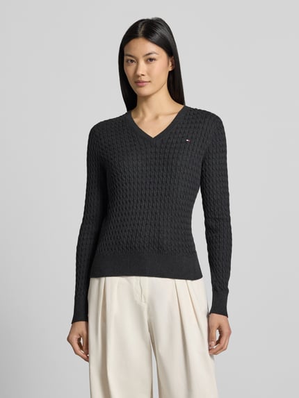 Vrouwenmodel draagt Regular Fit Pullover uit puur katoen van Tommy Hilfiger, zwart met gebreide textuur, Dames pullover, vooraanzicht van het volledige lichaam