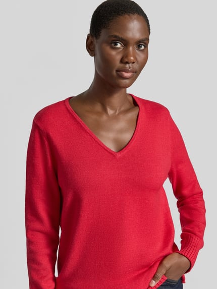 Frauenmodel trägt Regular Fit Sweatshirt aus Viskose-Anteil von Christian Berg Woman in Rot, V-Ausschnitt, gerippte Abschlüsse, Nahaufnahme Oberkörper.