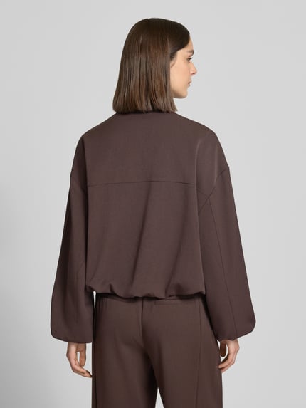 Vrouwenmodel draagt Jacke mit Reißverschluss Modell 'Janica' van OPUS in bruin, regular fit, materiaalmix met viscose, opstaande kraag, ruglengte 55 cm, schouderbreedte 60 cm, borstwijdte 65 cm, mouwlengte 61 cm, geheel te zien van achteren