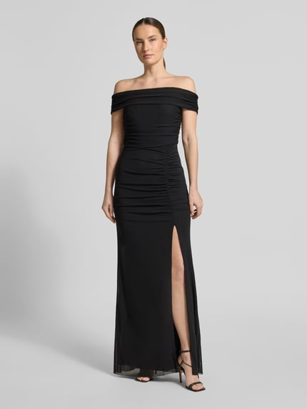 Frauenmodel trägt Abendkleid mit Carmen-Ausschnitt von Jake*s Cocktail, Figurbetont, Maxikleid, Raffungen, Schwarz, Ganzkörperansicht von vorne.