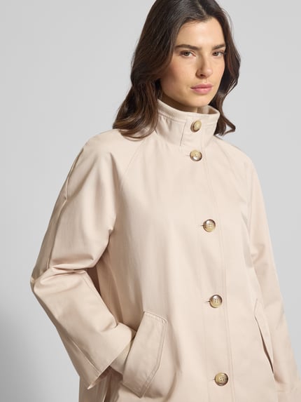 Modelka nosi Relaxed Fit Jacke mit Stehkragen von comma z mieszanki bawełny, wpuszczane kieszenie, stójka, listwa guzikowa, zbliżenie na górę.