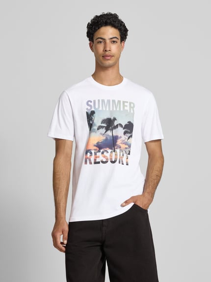 Männermodel trägt Herren T-Shirt von Only & Sons, Modell 'MAGDY LIFE', Optik: Unifarben, Foto-Print, Regular-Fit, Rundhals, Kurzarm, Material: Reine Baumwolle, Ganzkörperansicht von vorne