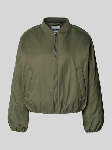 Produktfoto, Bomberjacke mit Eingrifftaschen Modell 'Michi-M' von mbyM, luźny krój, stójka, zamek, kieszenie, długość pleców w rozmiarze S: 56 cm, szerokość ramion w rozmiarze S: 50 cm, szerokość klatki piersiowej w rozmiarze S: 58 cm, długość rękawa w rozmiarze S: 58 cm, gładka tkanina, kolor oliwkowy
