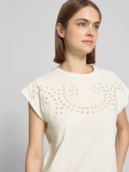 Frauenmodel trägt Regular Fit T-Shirt aus reiner Baumwolle Modell 'MINA' von Pepe Jeans, Optik: Unifarben, Lochstickerei mit Mesh-Einsatz, Label-Stitching, Rundhals, Kurzarm, Material: reine Baumwolle, Nahaufnahme Oberkörper.
