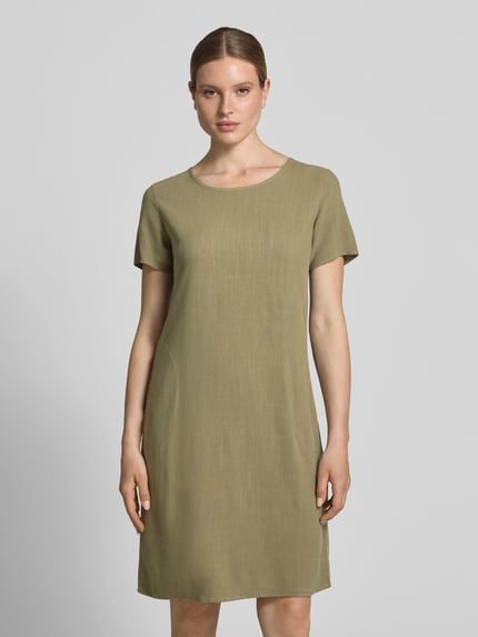 Vrouwenmodel draagt Relaxed Fit jurk uit viscosemix model 'Tara' van ZABAIONE in olijfgroen, ronde hals, met korte mouwen, mix van linnen en viscose, ruglengte maat S 96 cm, borstwijdte 49 cm, mouwlengte 21 cm, geheelvooraanzicht.