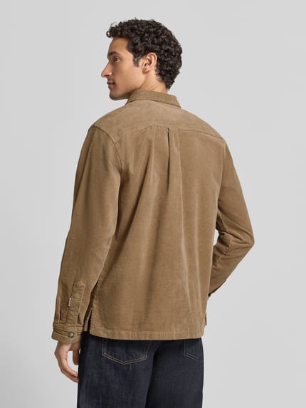 Männermodel trägt Regular Fit Overshirt mit Kentkragen Modell 'Superflex' von Lindbergh, Baumwoll-Mix, Sportmanschetten, Rückenansicht Ganzkörperansicht.